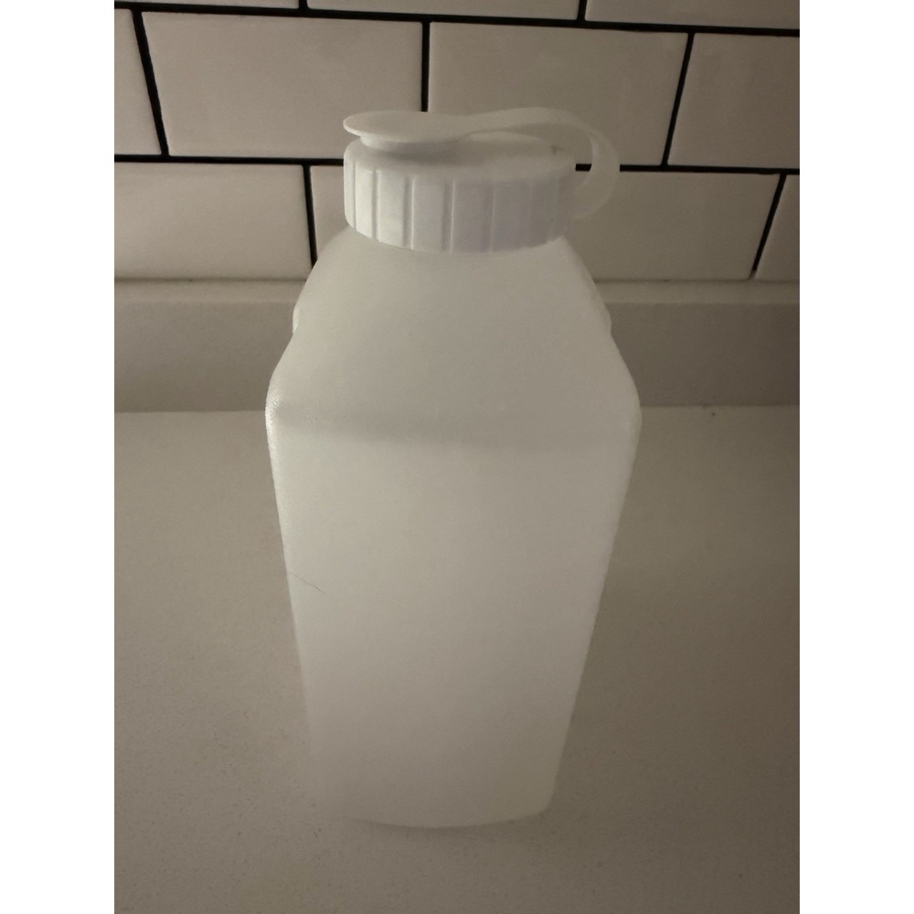 Vintage Rubbermaid 2 Quart 64 Oz Servin Saver Drink/Beverage Pitcher/Bottle 2468
